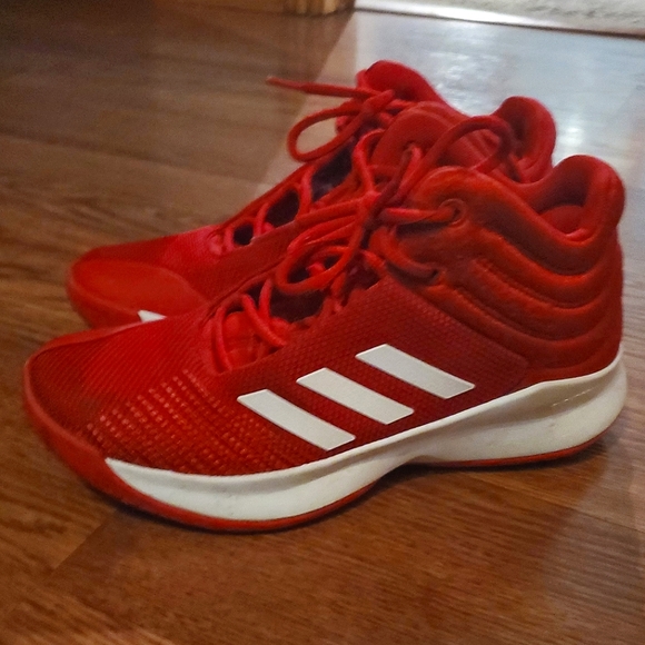 Red Adidas size 5 - Picture 1 of 3